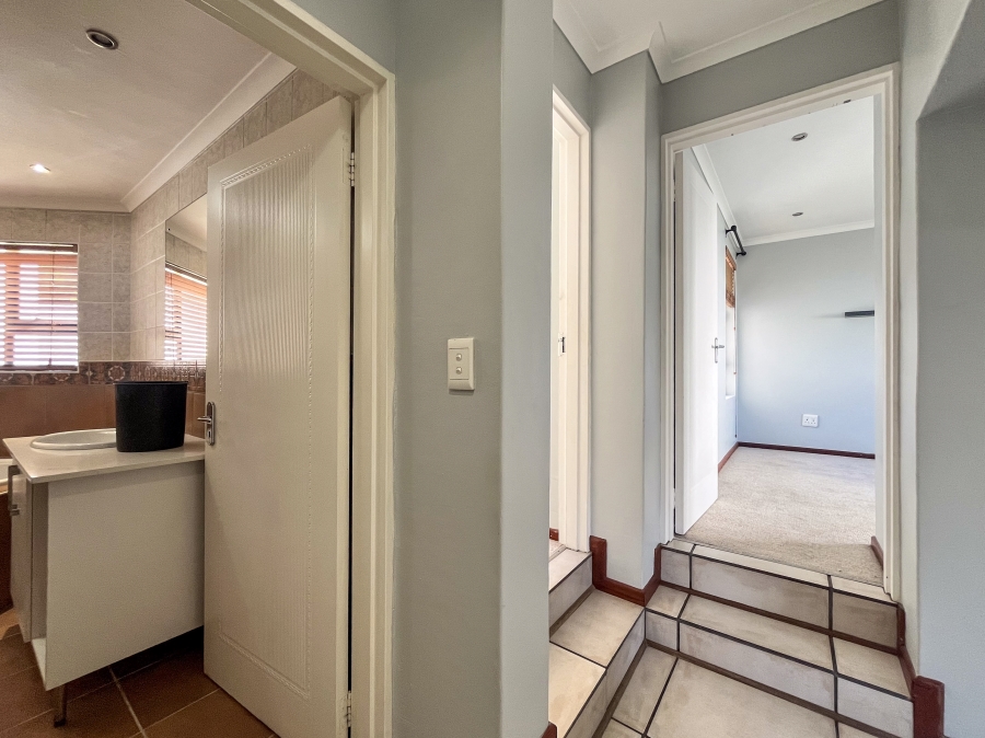 To Let 5 Bedroom Property for Rent in Paradise Beach Western Cape